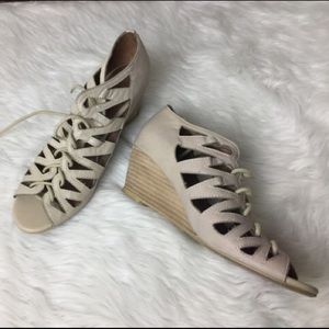 🛍 Office London wedge cutout sandals, EUC, 6.5